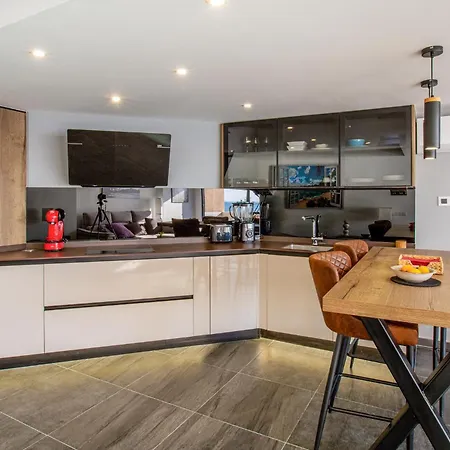 Apartment In With Kitchen *